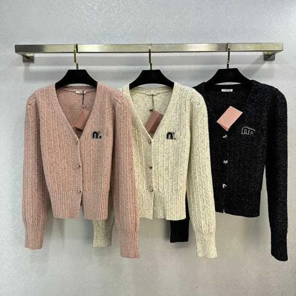 Frühjahrsneue Nanyou Miu-Strickjacke im minimalistischen Stil mit kleinem Duft und V-Ausschnitt, vielseitiger, schlankmachender Wollstrickjacke mit Herzknopf-Design