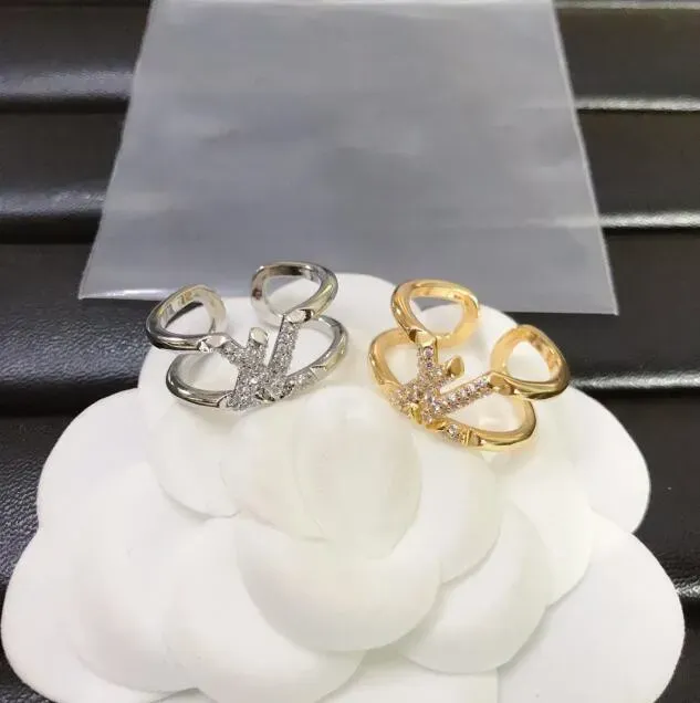 Anillos de diamantes de plata de oro de 18 quilates de lujo para encanto Lady Letter Diseñador Anillo de joyería hermoso anillo de bodas de diamantes accesorios de anillo de joyería de novia con caja de regalo