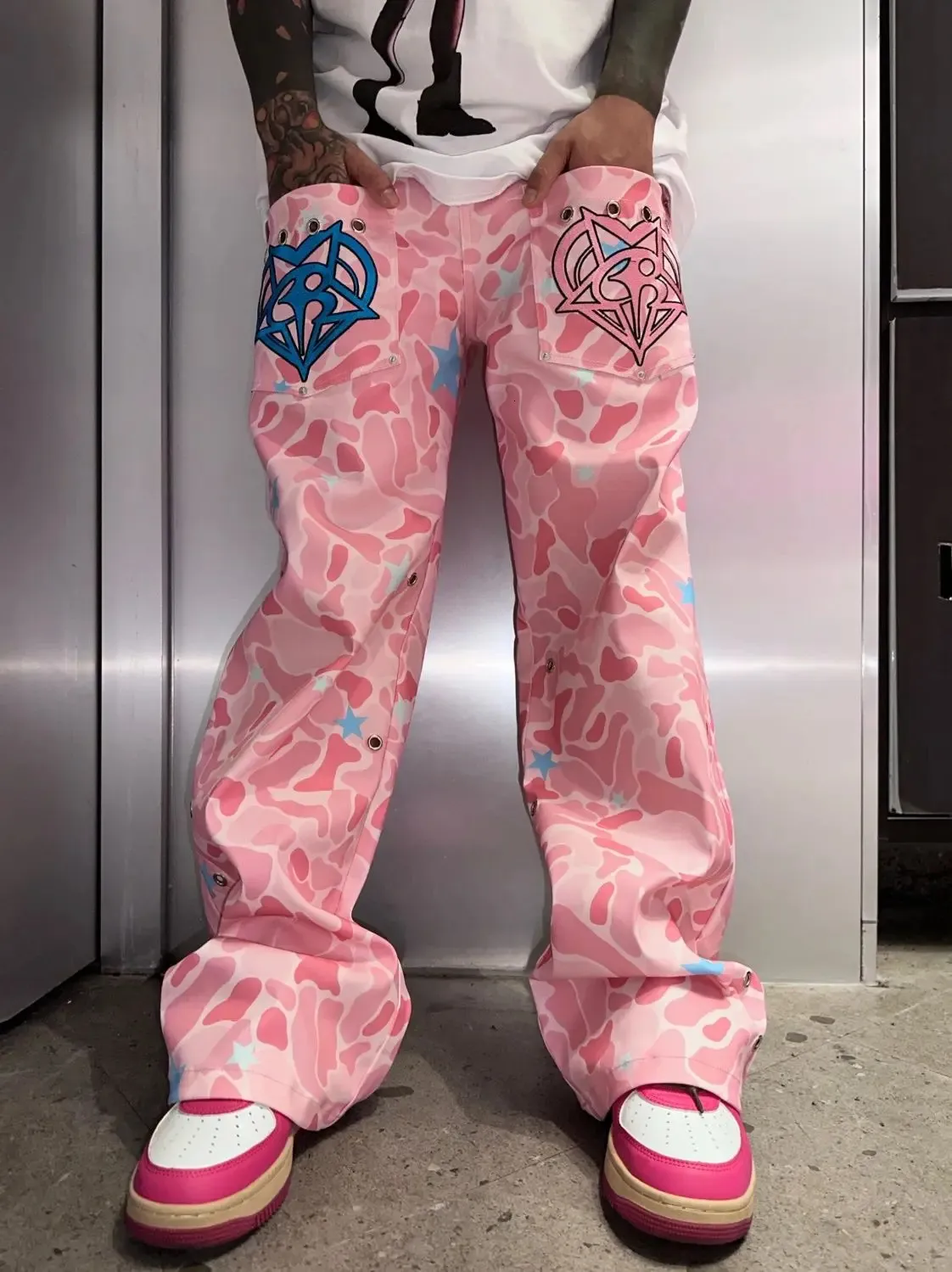 Design Sense Heavy Craftsmanship Pink Camouflage bestickte Jeans Herren Street Hip Hop Unisex Gerade Hose mit weitem Bein 2312129