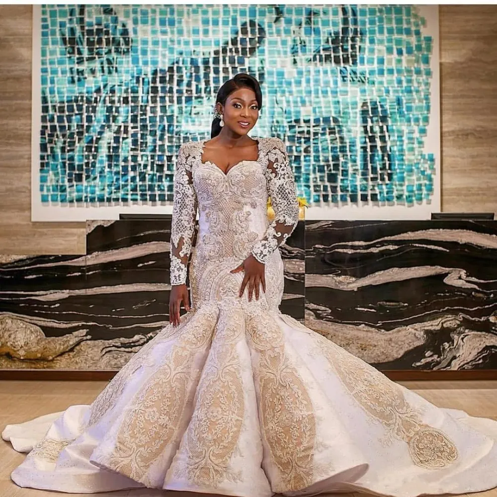 Atemberaubende 2024 Luxus-Hochzeitskleider in Elfenbein mit langen Ärmeln, Kristallen und Perlen, Übergröße, nigerianischer schiere Satin, applizierte Meerjungfrau-Hochzeitskleid, Brautkleider