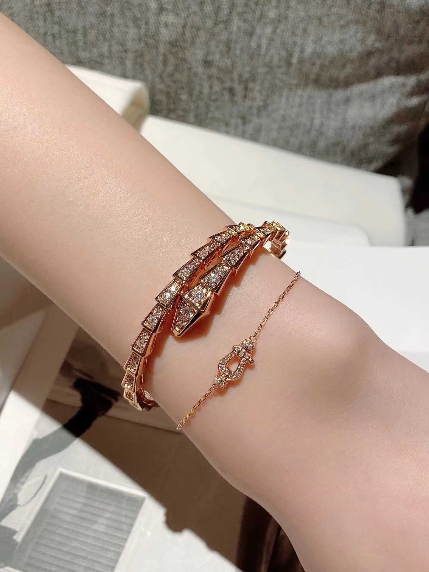 Bulgarie Carer Original Luxus-Designer-Armband aus 18 Karat Roségold mit Schlangenknochen und Mikrobesatz, Volldiamantarmband mit farblosem, modischem, schlangenförmigem Armband