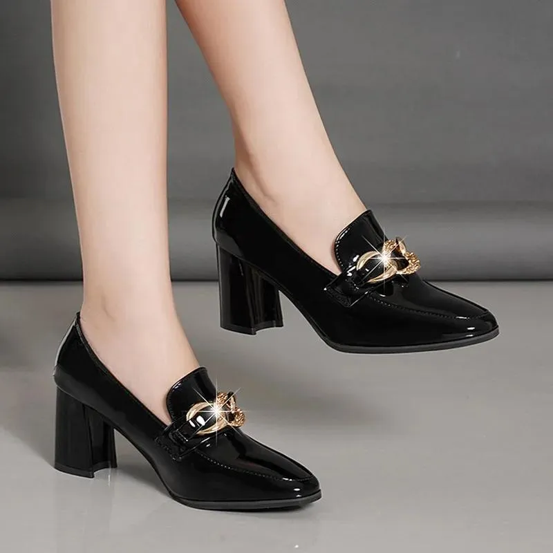 Boots Femme Chaîne High Heels Chaussures Pompes en cuir breveté Black Slip on Ladies Shoes White Wedding Square Talon Zapatos Mujer 9364n