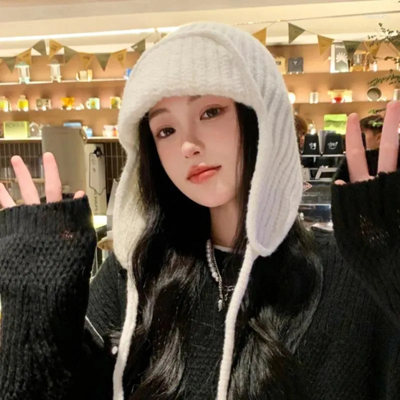 ベレー帽の冬の編み帽子屋外のカジュアルウォームプロテクション暖かさキャップ韓国語インシンファッションビーニーボンバーハットイヤーマフ