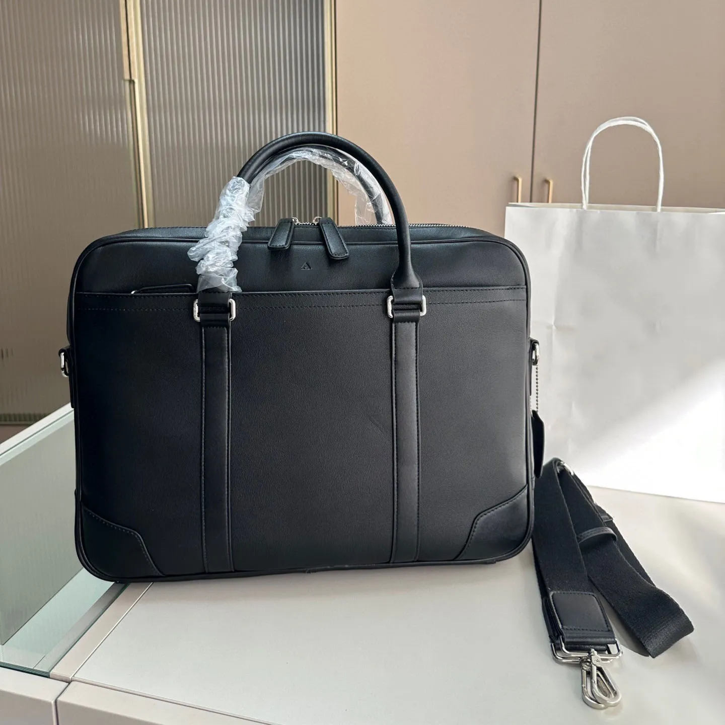حقيبة كمبيوتر مصممة فاخرة تعدد الاستخدامات Crossbody Bag Classic Messenger Bag Bag Bag Bag Travel Case Bag حقيبة يد وخروج حقيبة كمبيوتر محمول.