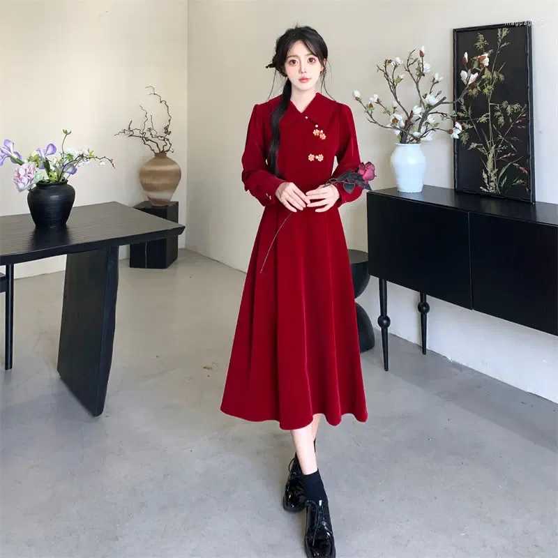 エスニック服2023中国の秋の冬の改善チョンサムドレス女性ポロカラーレッドヴィンテージスカートスプリングフェスティバルハンフ