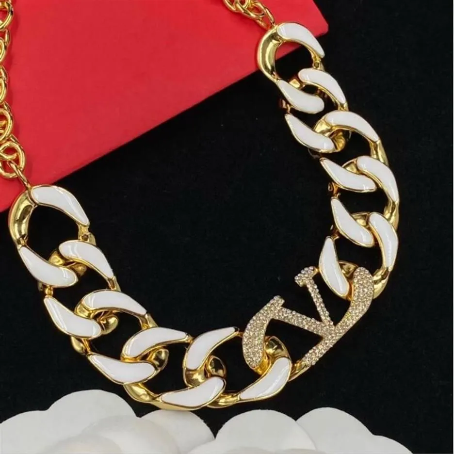 Orecchino da donna personalizzato in oro a cerchio pieno di diamanti V lettera Segno semplice orecchino a cerchio moda collana esagerata Designer 311Q