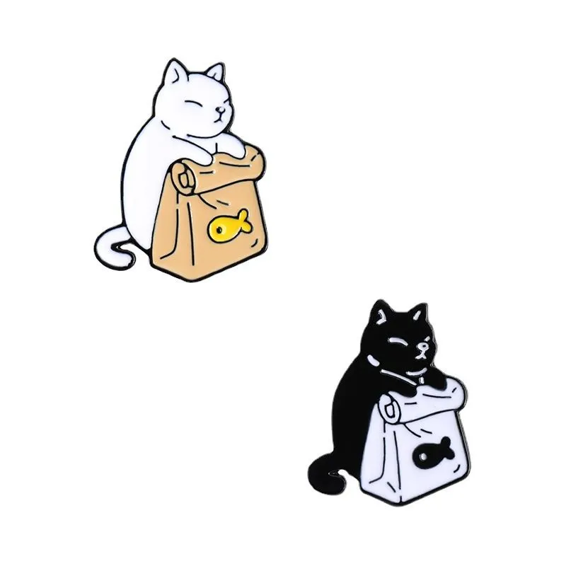 Söta svarta vita katter emaljstift torkad fiskpåse brosch tecknad djur märken denim lapel stift smycken gåva