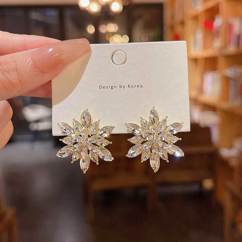 2024 Designer 925 silver needle South Korea's new super shiny delicate full diamond snowflake earrings female ins fashion exaggerated geometric earrings factory