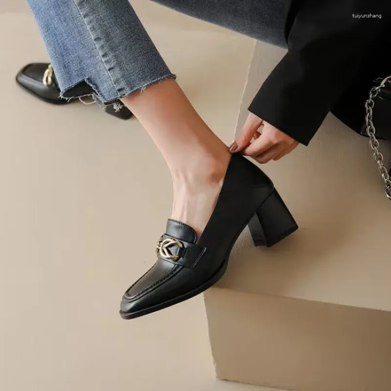 Zapatos de vestir Mocasines de tacón grueso con punta cuadrada para mujer Cadena Color sólido Cuero pequeño Slip-on Tacones altos Caminar