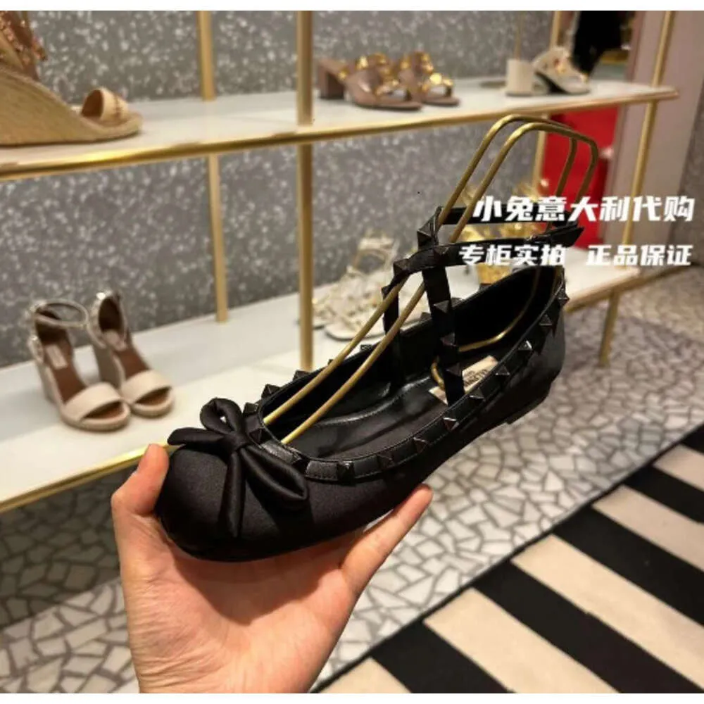 Ragazze Stud Coniglio Scarpe eleganti Moda di lusso Nuova ballerina Scarpe da donna Ragazza Raso Femminile Valentionnz Designer Appartamenti Rivettati Pizzo Ballerine morbide 2024 Alta qualità 9FPX