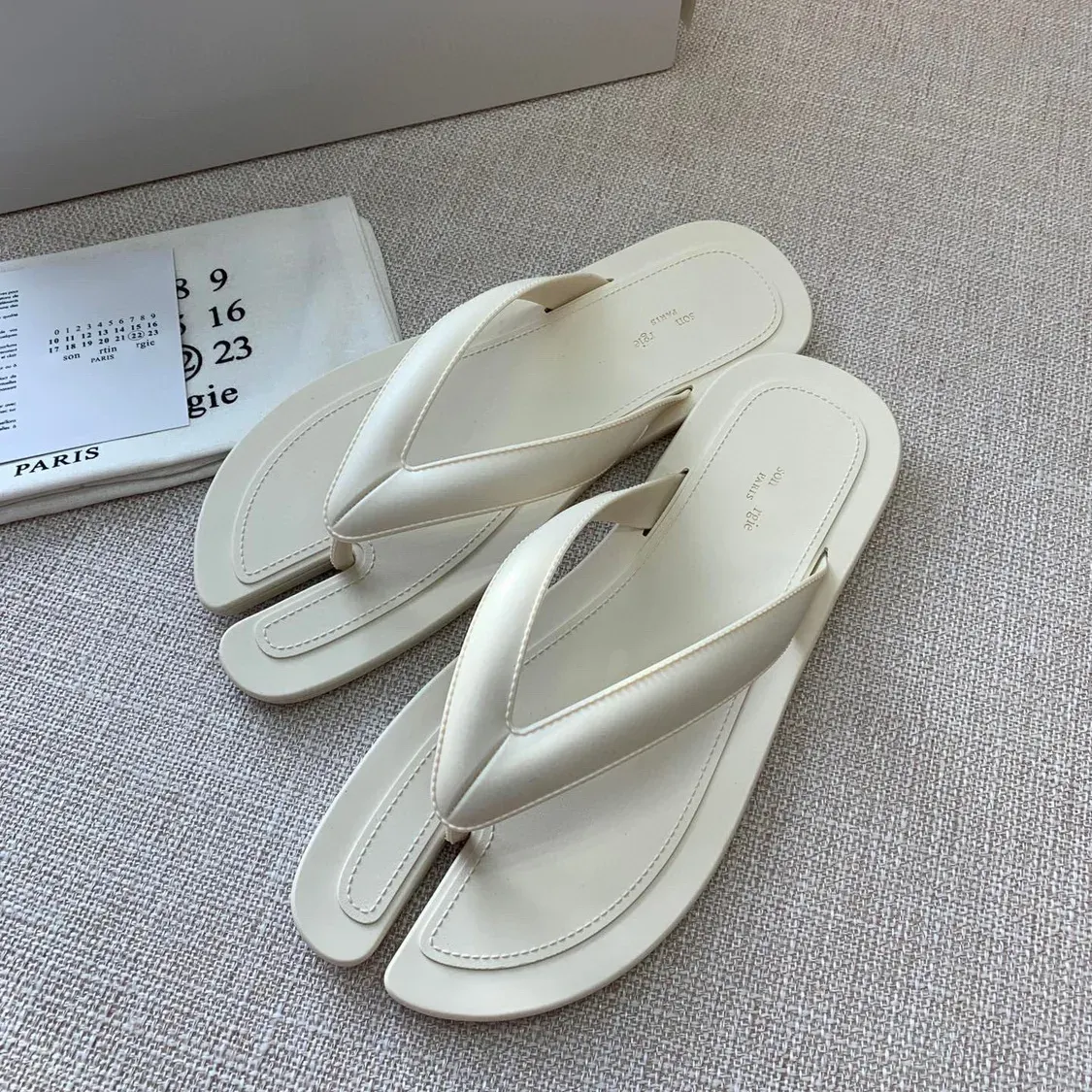 Sıradan Ayakkabı Flip Tipper Kaydırıcıları Yüksek Kaliteli Yürüyüş Plaj Slide Kadınlar Maison Güneşli Erkek Havuz Flop Tasarımcıları Ayakta Düz Loefer Summer Sandal Lüks Dış Mue Mule Kauçuk