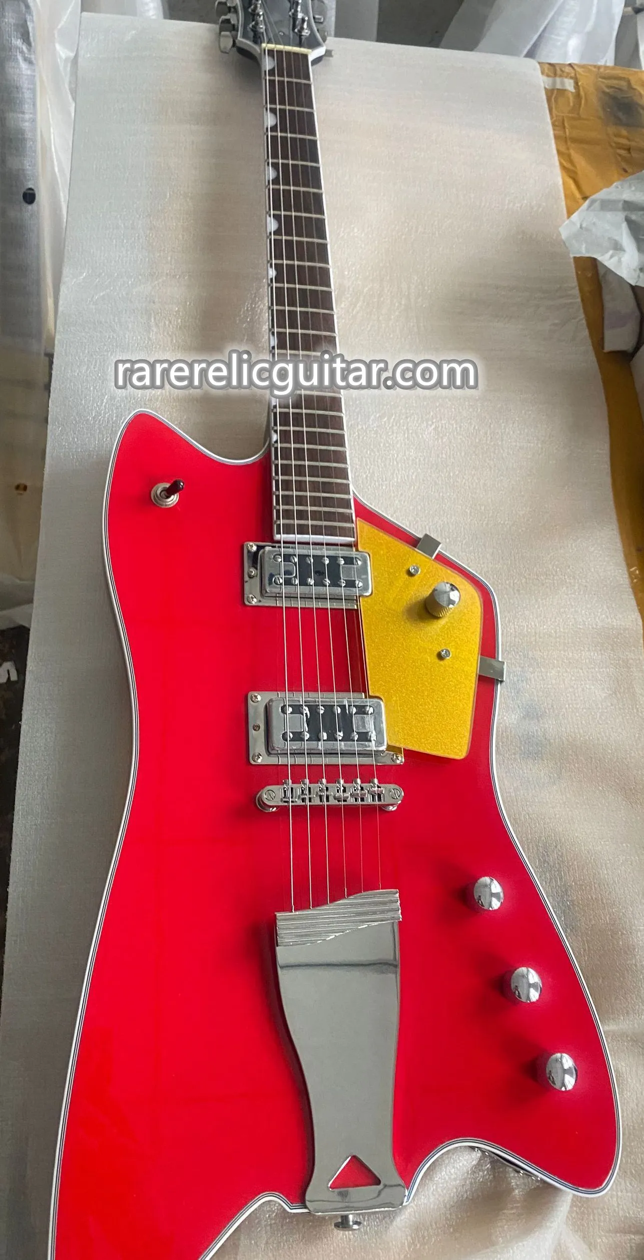 En stock 6199 Billy Bo Jupiter Thunderbird Guitare électrique rouge Touche en palissandre Incrustation de vignette Ventre Coupé Contour Corps en acajou Matériel chromé