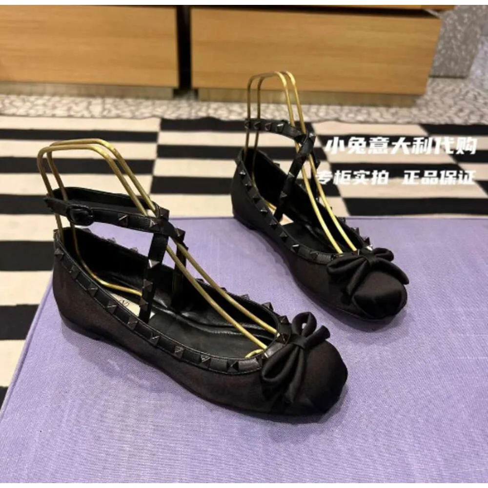 Raso di lusso coniglio vestito scarpa moda ragazze nuova ballerina scarpe da donna ragazza femminile stud Valentionnz designer appartamenti rivettati pizzo balletto piatto morbido 2024 di alta qualità 62B0