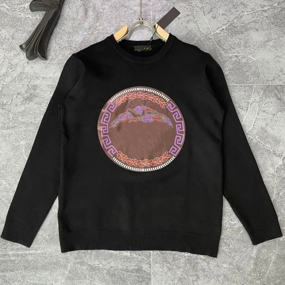 2023 Nya europeiska män och kvinnors designer tröja vintage klassiska lyxiga tröjor män porträtt mönster crewneck bekväm högkvalitativ pullover