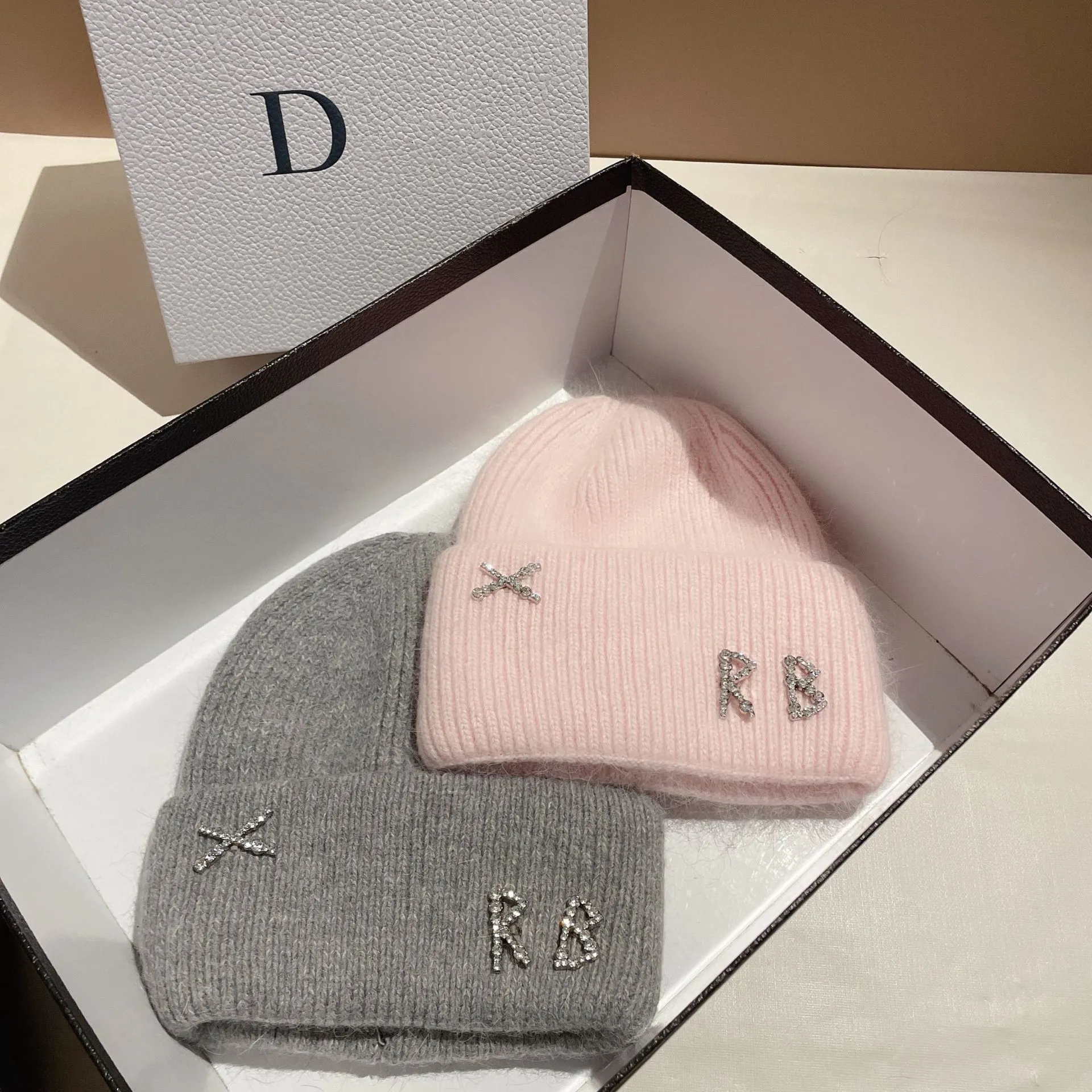 Véritable fourrure de lapin diamants lettre bonnets chapeaux pour femmes hiver chaud tricoté chapeau célèbre marque dame décontracté Bonnet casquette de ski