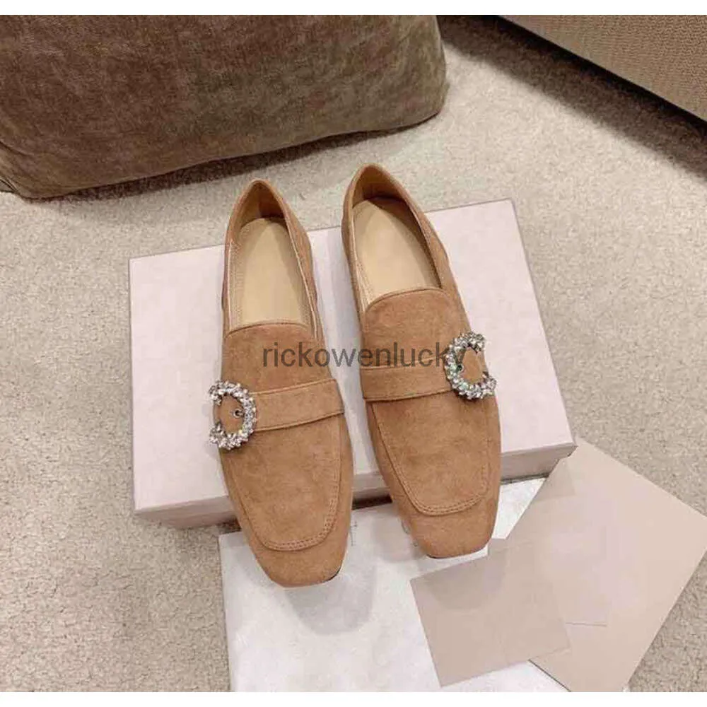 JC Jimmynessity Choo Loafers مصمم نساء أحذية عالية شقق الجودة أحذية حذاء على مسطح المشي أحذية الأحذية في الهواء الطلق فستان حزب العمل مضخات منخفضة الكعب من جلد الغزال