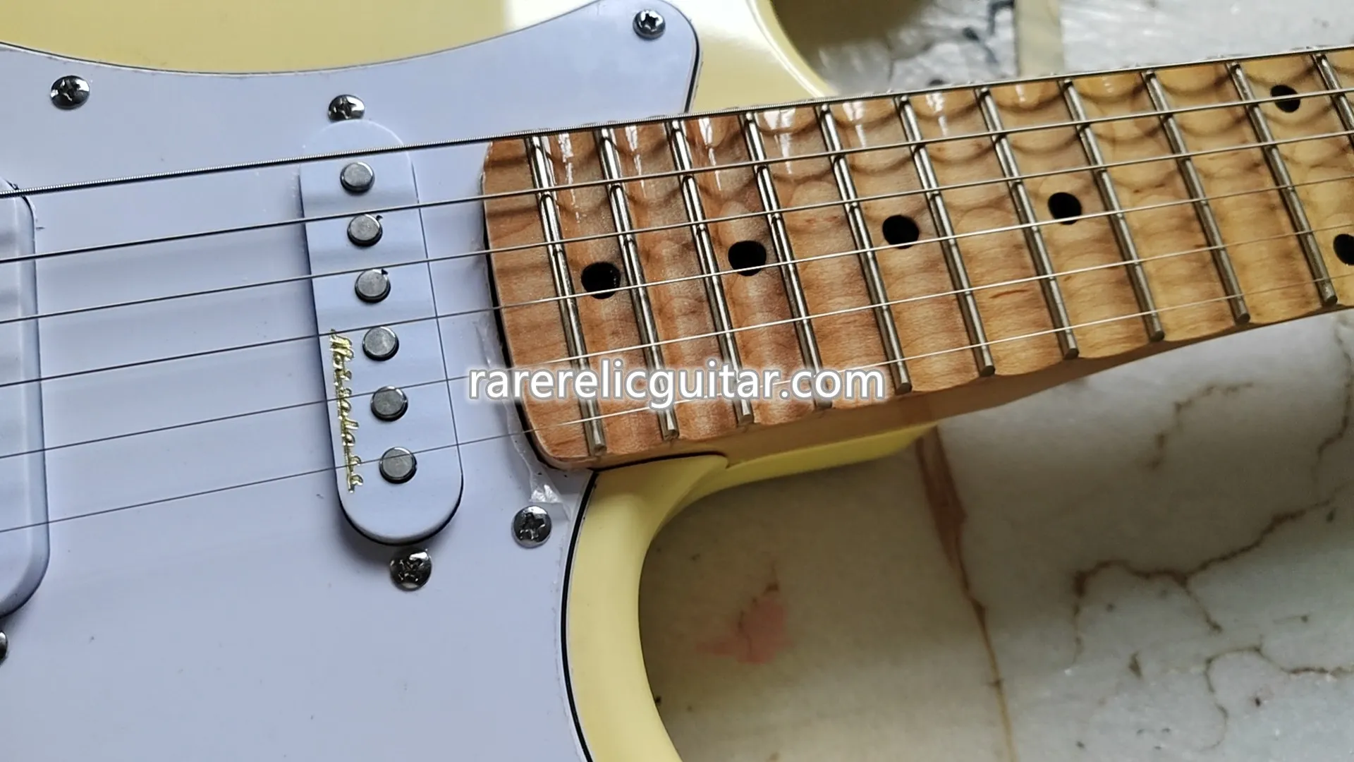 Spedisce velocemente Yngwie Malmsteen Crema Electric Electric Brass Nutle Smastod Testboard 21 Big Pahesthock Bridge Tremolo Bridge Tremolo Whammy Bar Maple Neck Dot Inlay