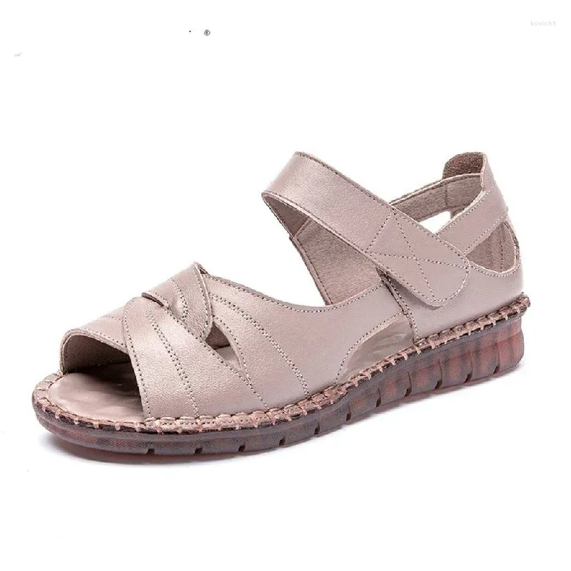 Sandaler Kvinnor 2023 Summer Cool Mom Comfort Flat Tender Bottenskor medelålders och äldre öppet tå kvinnor pu läder sandal