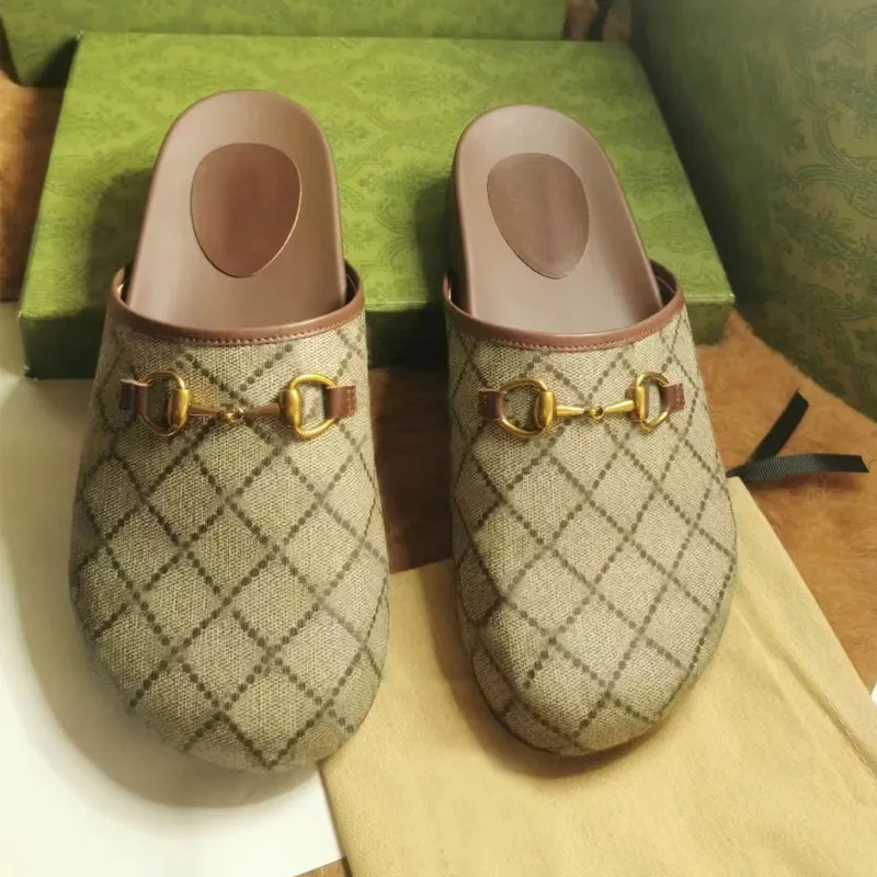 Kapcia plażowe designerskie buty letnie modyfiki leniwe płaskie pantofle Baotou klapki skórzane litery Lady Cartoon Slajdes Buty damskie metalowe damskie sandały Rozmiar 34-42