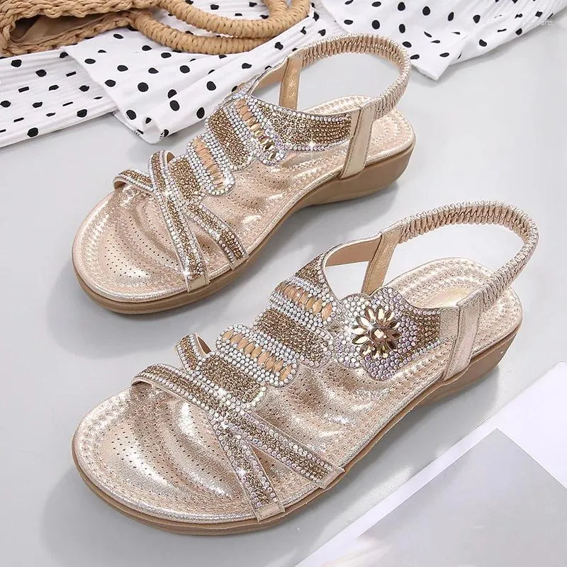 Sandali 2023 Scarpe da donna Moda Strass Sandali da spiaggia piatti con fiori retrò di grandi dimensioni De Mujer Calzature comode femminili