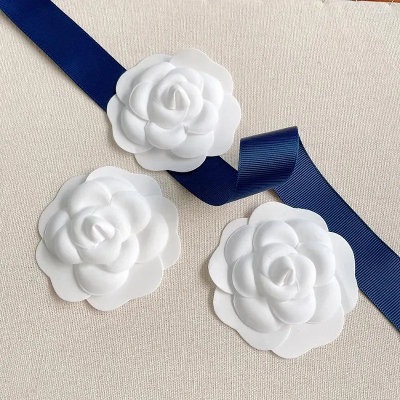 Броши 50 шт./пакет белые цветы камелии наклейки украшения для подарочной коробки DIY вечерние свадебные аксессуары