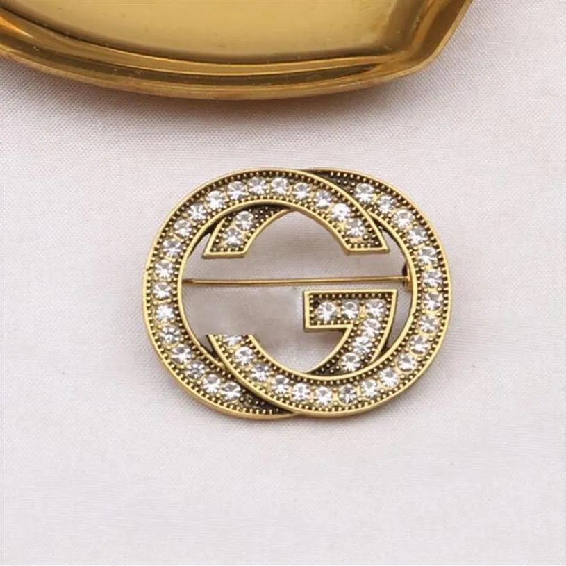 Varumärkesdesigner G Letter Brosches 18K Guldpläterad broschdräkt Pin Liten Sweet Wind Jewelry Accessories Wedding Party Gift234U