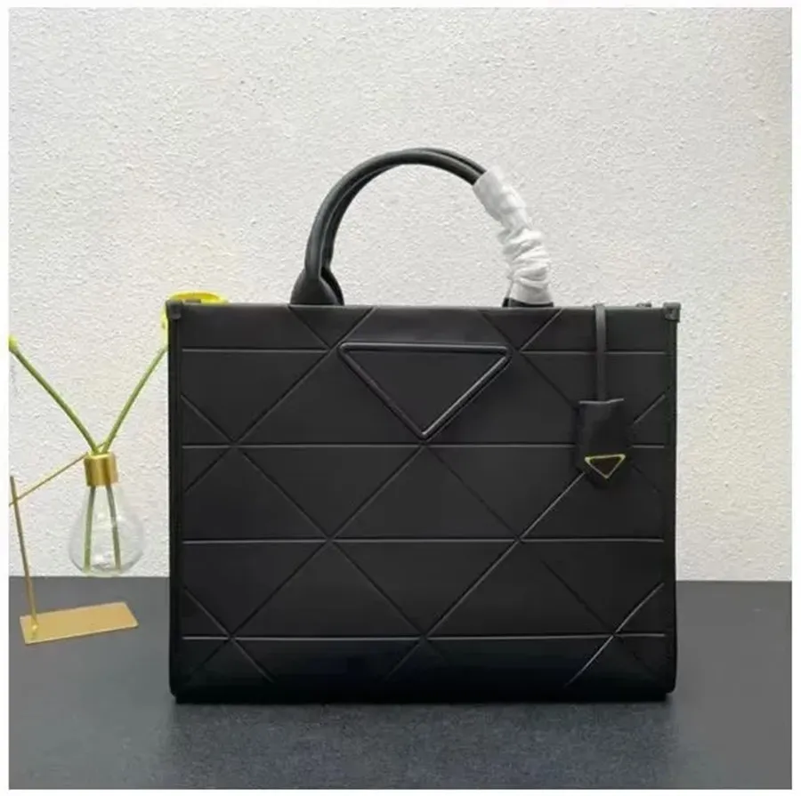 High 10a Top Tier Mirror Quality Designer Shopping Bag GM Womens Real Leather Black Purse präglade bokstäver Tote Luxury Canvas Handbag Medium Shou