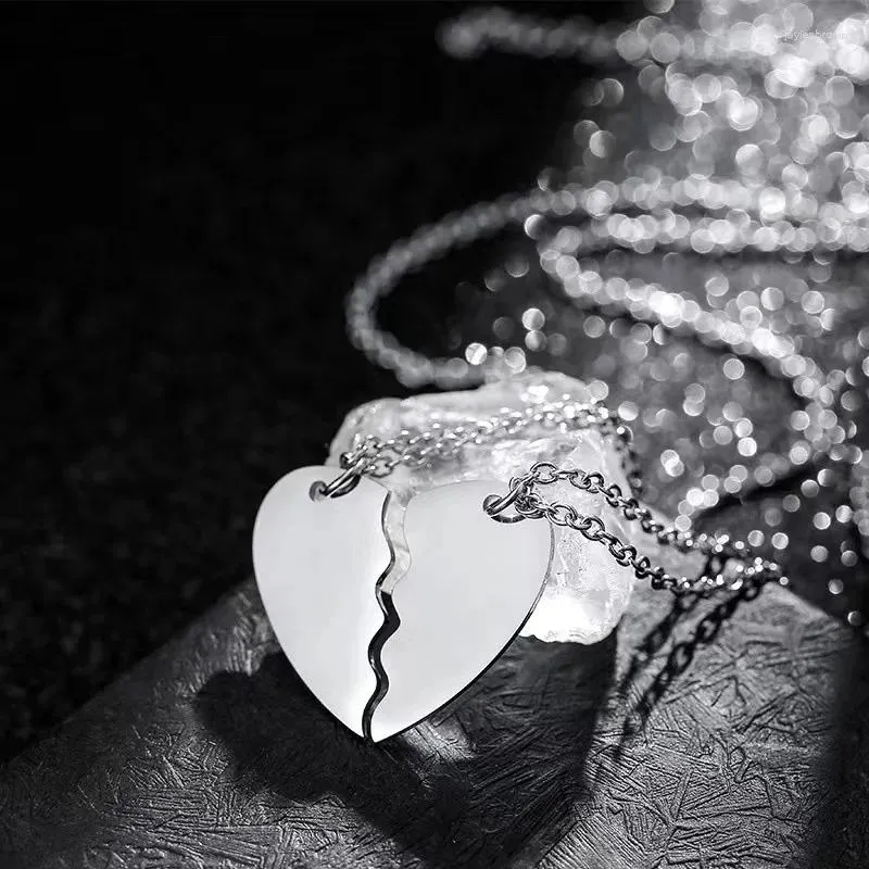 Collane con ciondolo 2023 Gioielli di moda personalizzati con collana a cuore in acciaio al titanio per donne e uomini geometrici personalizzati