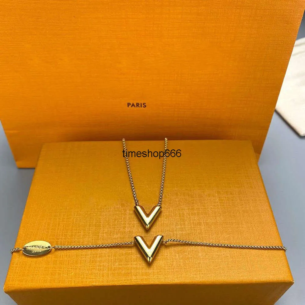 Lyxvarumärke LVI Necklace Pendant Designer Fashion Jewelry Man Cjeweler Letter Plated Gold Silver Chain For Men Woman Trendy Tiktok har halsband smycken