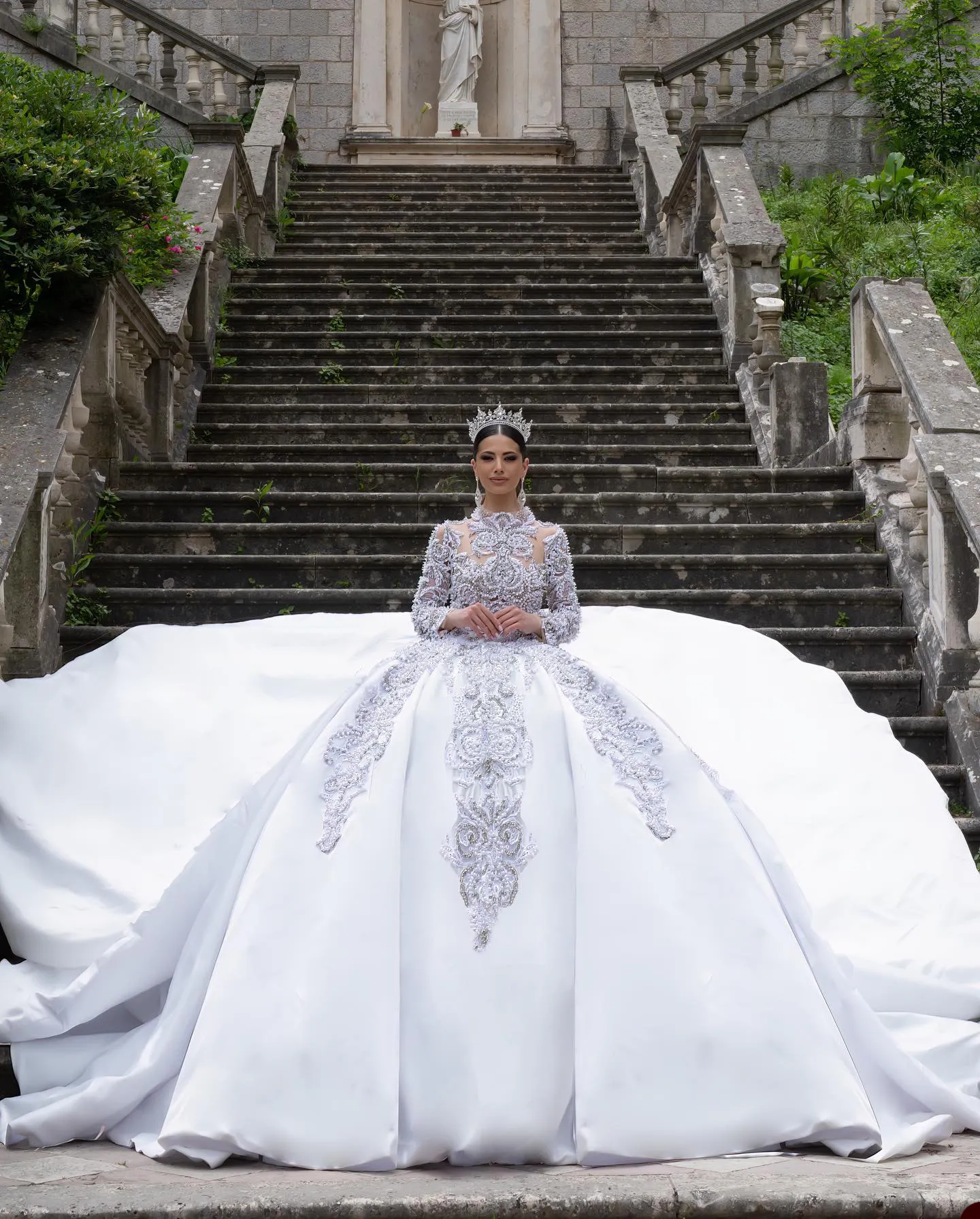Luxury Ball Gown Wedding Dresses High Neck Long Sleeves Sequins Appliques Beaded Floor Length Ruffles 3D Lace Diamonds Pearls Bridal Gowns Plus Size Vestido de novia