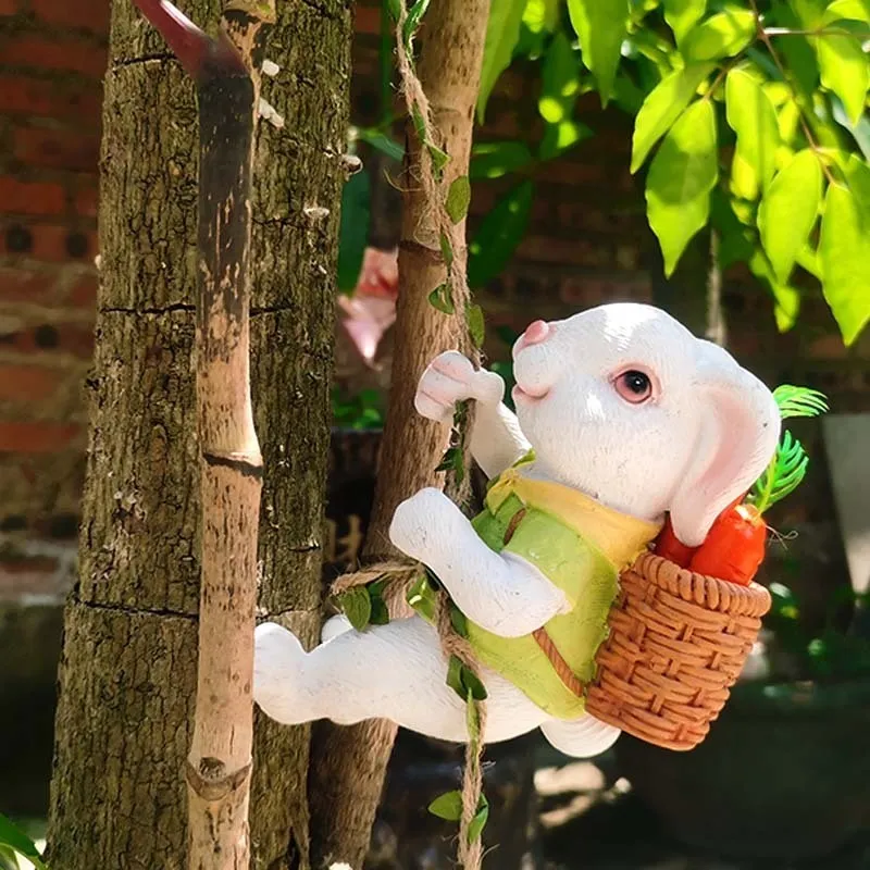 Garden Decorations Tree Pendant Little Bunny Climbing Ornament utomhus balkong Söt kanin som bär rädisartefaktskulptur 230701