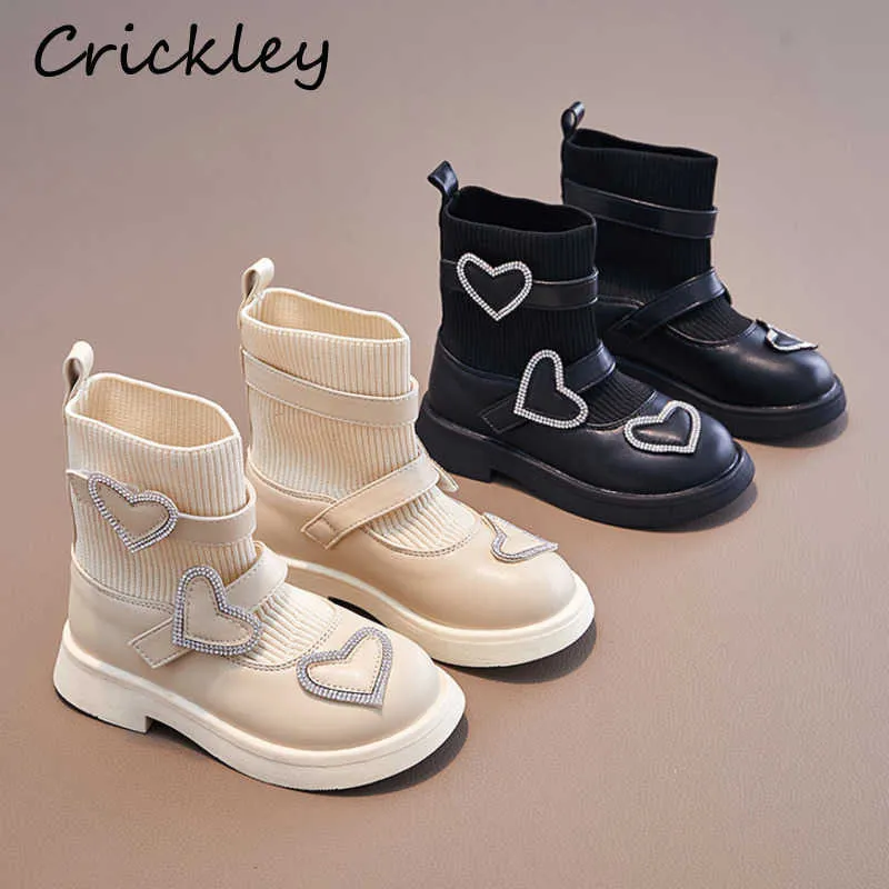 Sneakers Fashion Heart Crystal Stivali per bambini Solid PU Patchwork Boots per ragazze Primavera Autunno Hook Loop Suola morbida Scarpe alla caviglia per bambiniHKD230701