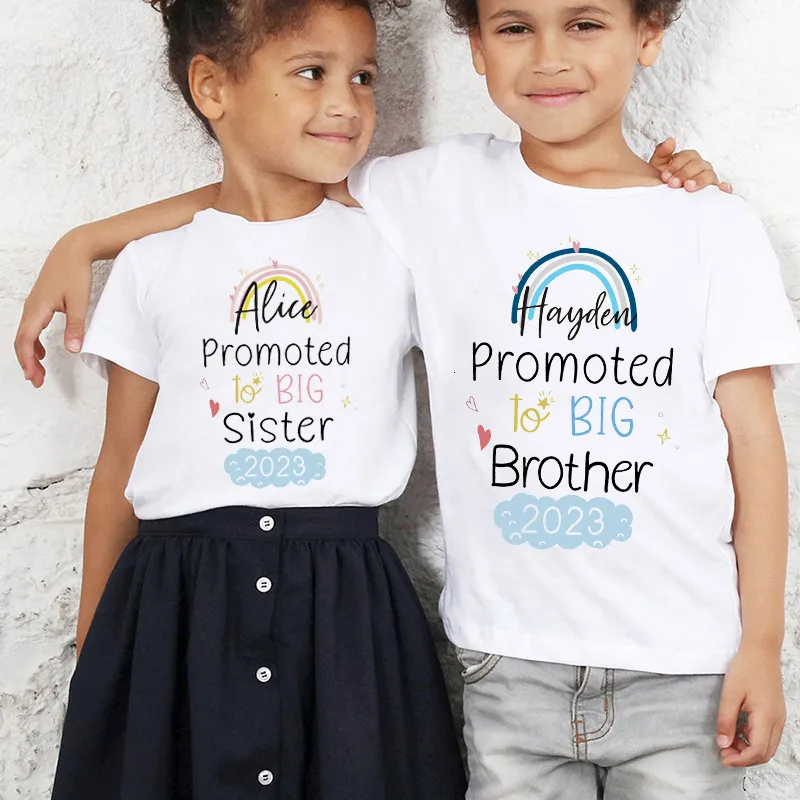 Conjuntos de roupas nome personalizado promovido para irmão mais velho 2023 camisetas infantis camisetas de anúncio de bebê branco manga curta meninos meninas tops 230630