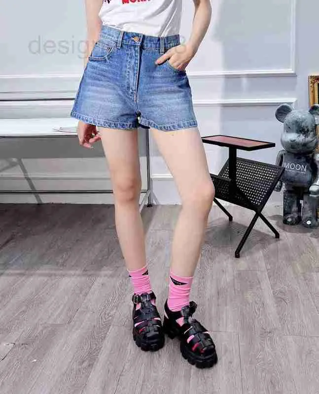 Kadın Şort tasarımcısı Küçük Üçgen Amblemli Kot Kalçalar ve Rahatlık, Nefes Alabilirlik ve Günlük Çok Yönlülük için Kırpılmış Bacaklar 5IUP