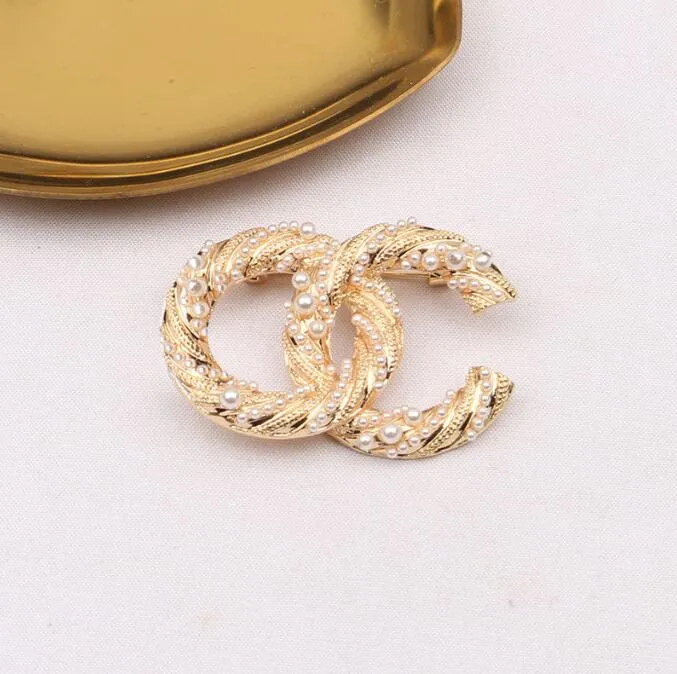 Designer Brand Letter Brosches 18K Gold Plated Tassel Inlay Crystal Rhinestone Jewelry Brosch Charm Pearl Pin gifte sig med bröllopsfestgåvor Tillbehör