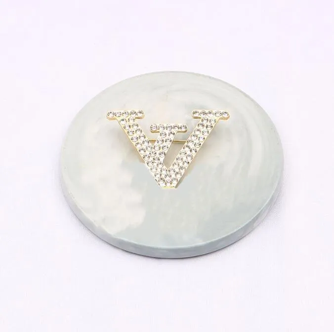 Célèbre Design Or Lettres Luxurys Desinger Broche Femmes Strass Perle Lettre Broches Costume Pin Mode Bijoux Vêtements Décoration Accessoires Cadeaux