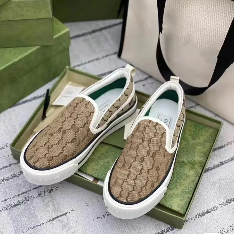 Damen-Tennis-Slip-on-Sneaker von 1977. Beigefarbene Canvas-Schuhe aus Ebenholz mit Gummisohle. Designer-Luxusschuhe mit niedrigem Absatz, Größe 15