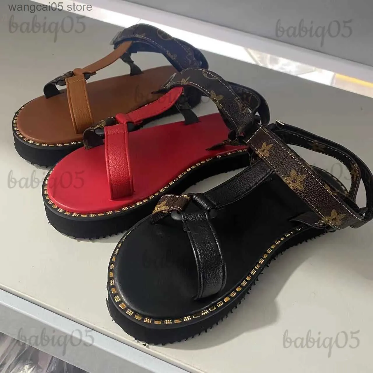 Sandálias femininas femininas couro de bezerro acolchoado verão sapatos de grife plataforma salto baixo cunha fivela deslizamento no tornozelo tira de praia sapato chinelo T230701