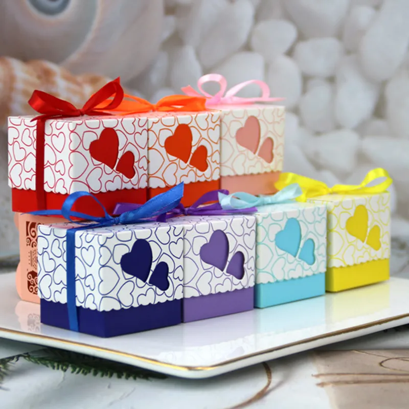 Подарочная упаковка 50Pcs Love Heart Коробки для конфет с лентой Сувениры Подарочная коробка Крещение Baby Shower Свадебные сувениры Подарки для гостей Party Supply 230630