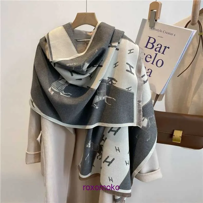 Top Original H Home Sciarpe invernali negozio online 2023 New Fashion Versatile Alfabeto inglese Cavallo Autunno e calda Sciarpa in cashmere imitazione