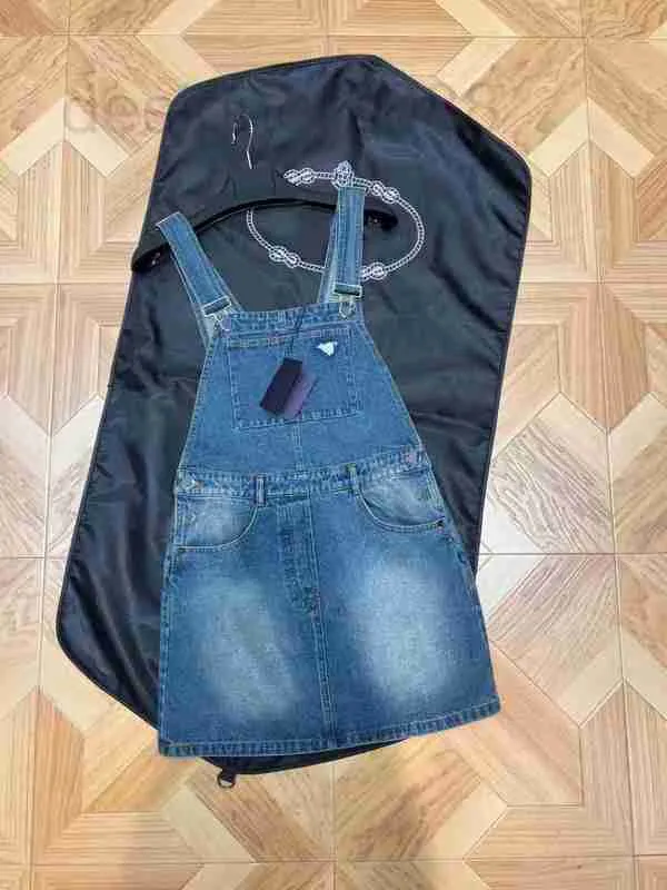 Basic Vrijetijdsjurken Designer 23 Lente/Zomer Leeftijdsverminderende Academiestijl Letter Driehoek Verhoging Taille Slim Wash Denim Jurk met Bandjes voor Dames HCVT