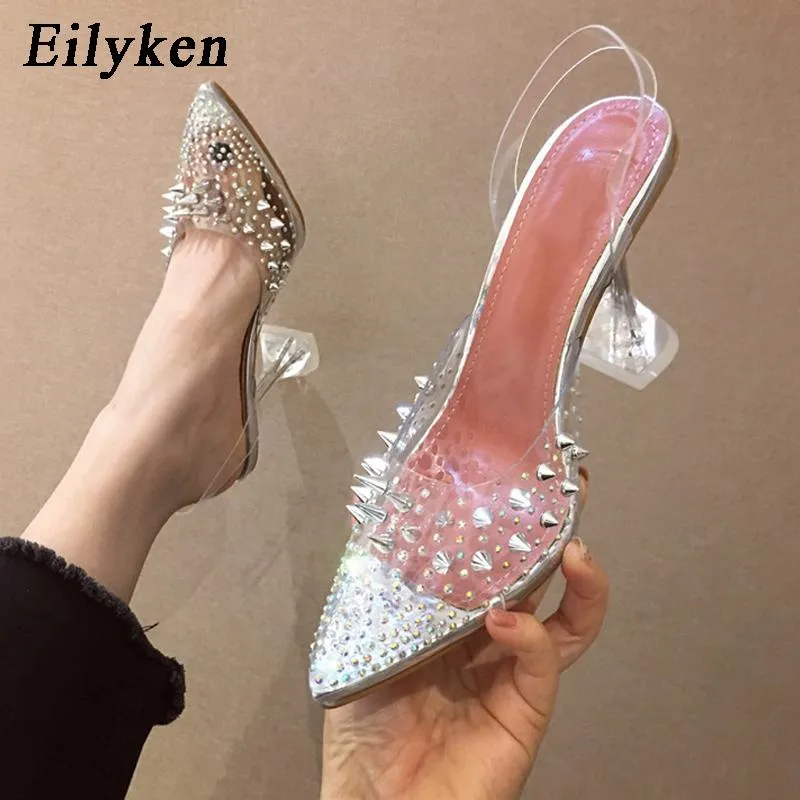Sandals Eilyken 2023 New Gold Sier Pvc Transparent Rivet Diamond Pumps Sandals Perspex Heel Pointed Toe Crystal Wedding Shoes