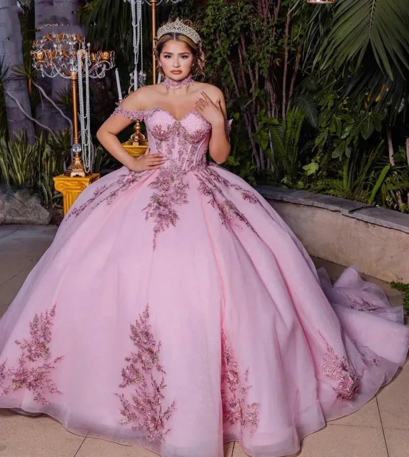 Moderna rosa vestidos de 15 spets applikation quinceanera klänning från axeln pärlor rygglös söt 16 prom party klänningar