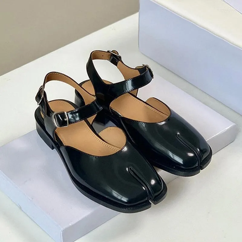 샌들 2023 패션 디자인 여성 플랫 신발 우아한 분할 발가락 여자 Tabi Casual Mary Jane