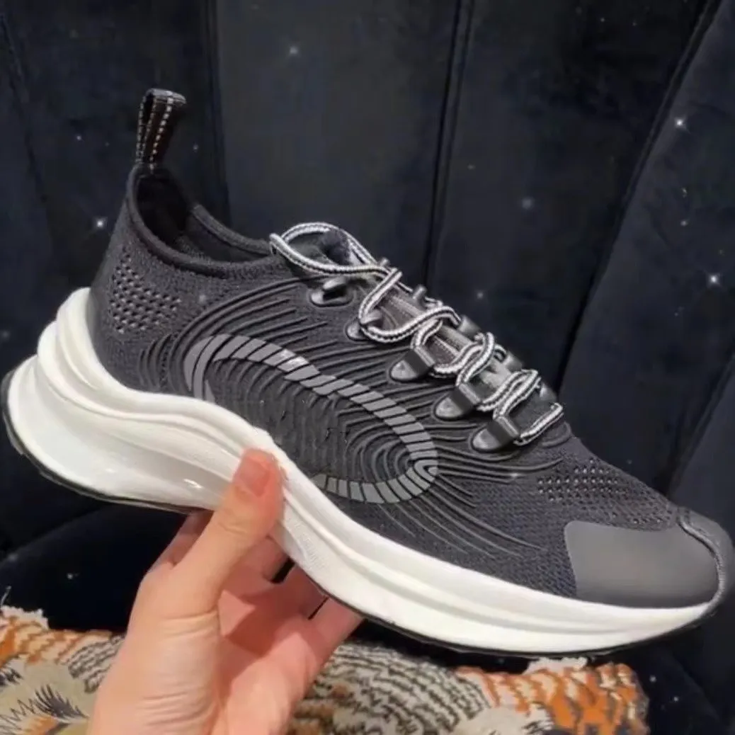 Luxuriöse RUN-Sneaker für Herren und Damen. Schwarze technische Strickstoffschuhe. Ineinandergreifendes Gummidetail. Schnür-Sneaker 03