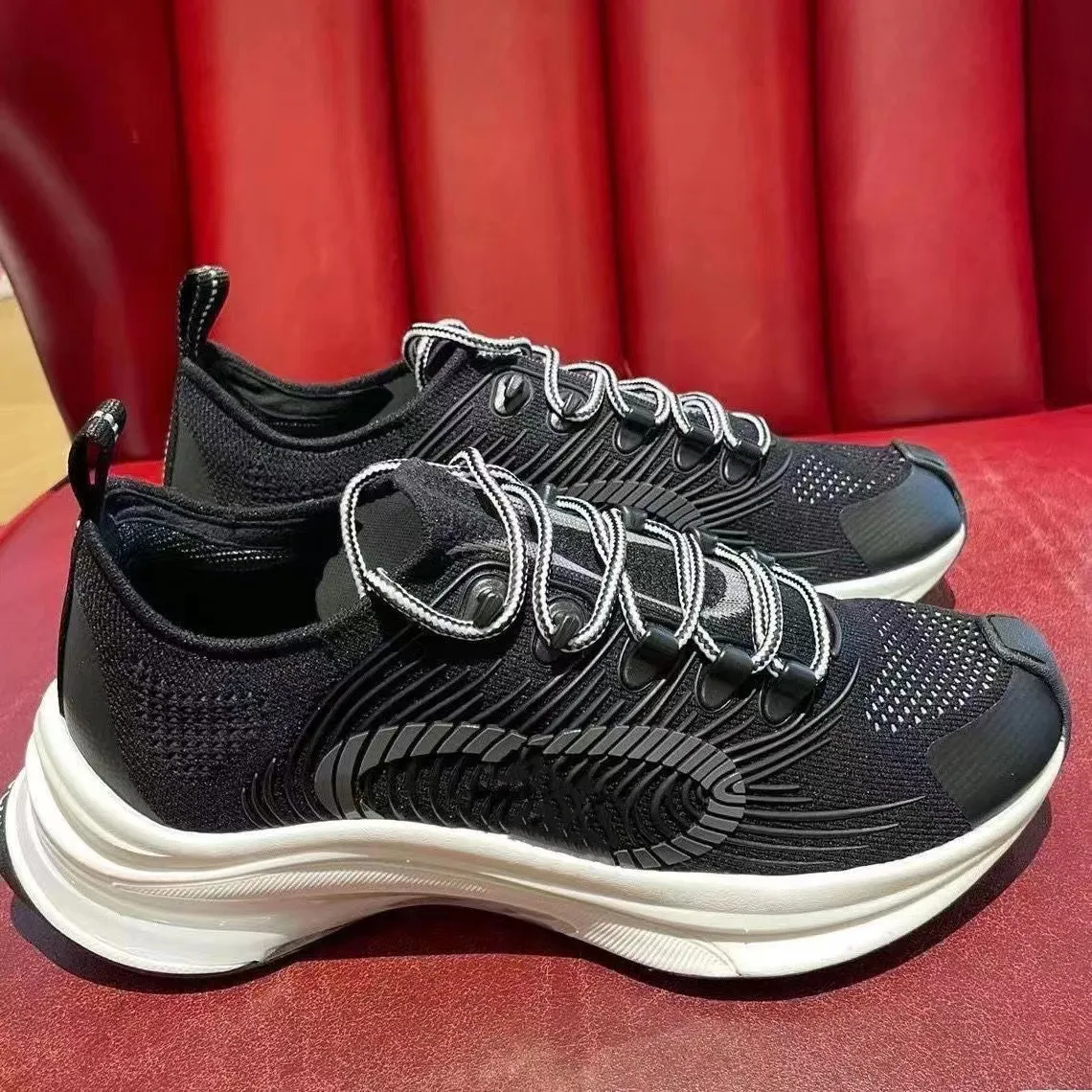 Zapatillas deportivas RUN de lujo para hombre y mujer Zapatos de tejido técnico negro Detalle de entrelazado de goma Zapatillas con cordones 01