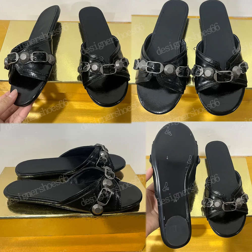 DAMES CAGOLE SANDAAL IN ZWART 6943 Arena lamsleer Platte sandaal Open teen Verouderde zilveren studs en gespen op de bovenste designer sandalen Antislipzool Resort Beach Sandalen