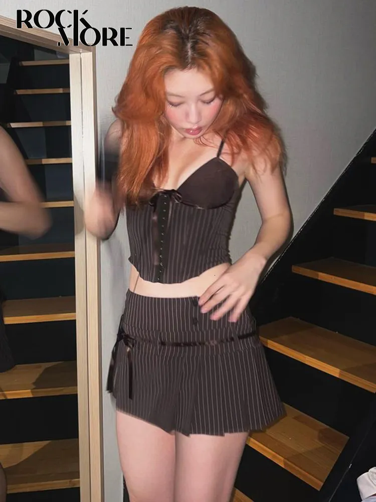 Dwuczęściowa sukienka rockmore y2k w paski w paski i plisowane spódnice kobiety Preppy Zestaw Sexy Girl Crop Top Casual Streetwear Korean 90s 230630