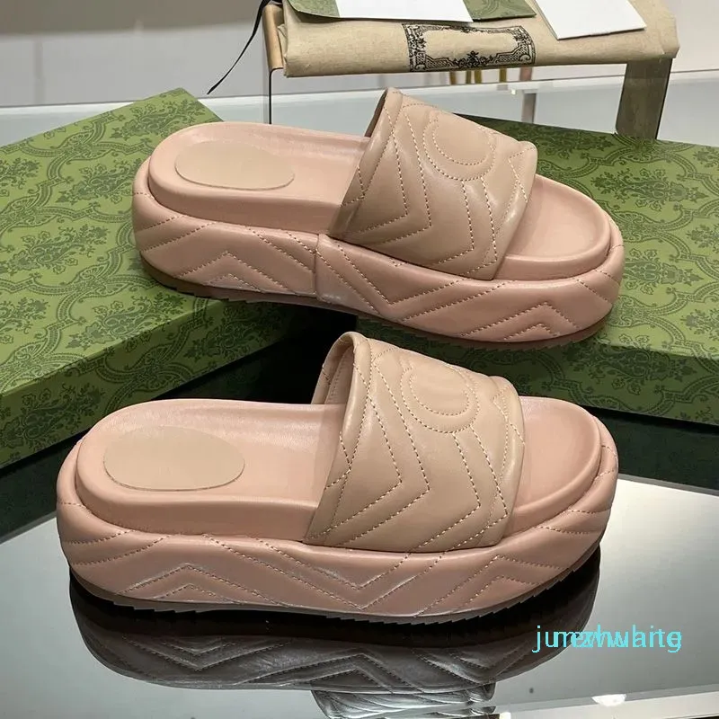 2023 Pantofole da piscina in pelle con plateau Sandalo grosso Macaron Fondo spesso Pantofola da diapositiva alla moda Abbigliamento da donna Estate da spiaggia