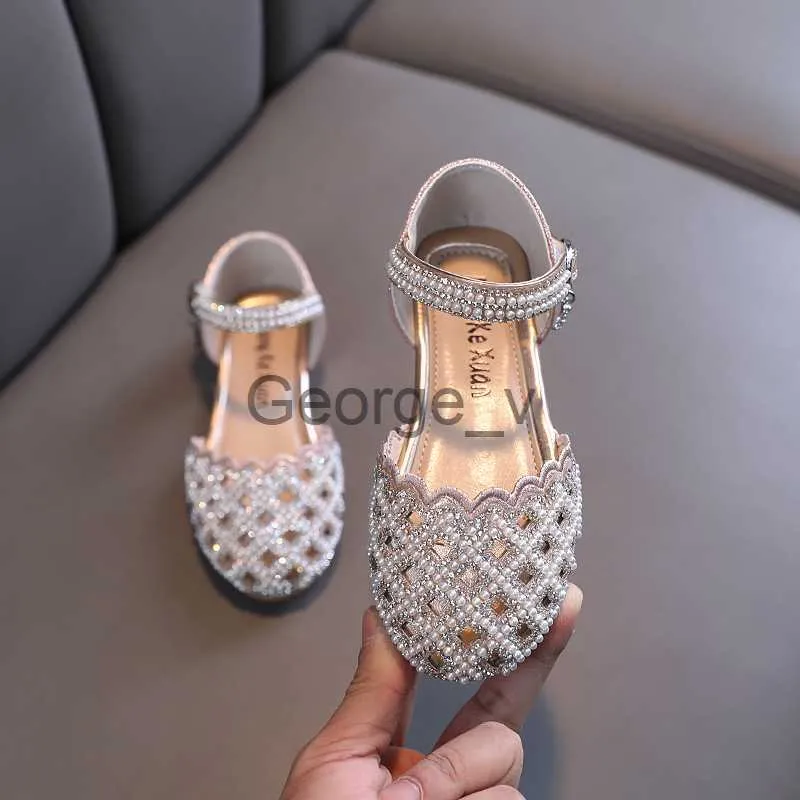 Sandals Ainyfu Kids Kids Pearl Flats Sandals Girls Princess Rhinestone Party Sandals Leather Hollow Hollow Out Beach Size 2136 J230703